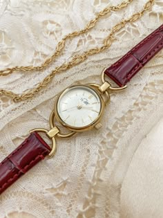 Leather Watches Women, Classic Watches Women Vintage, Petite Watches Women, Feminine Watches Classy, Vintage Leather Watch, Burgundy Jewelry, Feminine Watches, Vintage Pieces, Leather Strap Watch