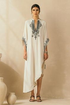 Shop for Sureena Chowdhri White Silk Muslin Asymmetric Embroidered Kaftan for Women Online at Aza Fashions Sureena Chowdhri, Kaftan Women, Embroidered Kaftan, Kaftan Designs, Mode Abaya, White Mirror, Mirror Work, Kurta Set, White Silk