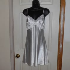 Linea Donatella Nightgown & Robe, Size M, Bow In The Center Of Nightgown With A Circle Of Pearls, & Around The Top Area Is Lace With Pearls. Robe -Size M, Has Middle Tie With All Around Tie. The Sleeves On The Robe Has Lace. Really Nice Night Gown & Robe Preowned - Never Worn **Please See Pictures** Night Gown Robe, Silk Night Gown Aesthetic, Long White Nightgown, Satin Nightgown Aesthetic, Elegant Lace Trim Chemise For Sleepovers, Tuscan 2000s, Night Gown Dress Sleep, Reign Dresses Mary, Night Gown Aesthetic