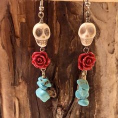 Handmade Red Rose Turquoise Chip Beads Skull Skull Bead Earrings, Bohemian Skull Earrings For Gifts, Bohemian Handmade Skull Earrings, Multicolor Bohemian Skull Jewelry, Day Of The Dead Beaded Jewelry Gift, Halloween Jewelry Diy Ideas, Handmaid Jewelry, Skull Bead Jewelry, Chip Bead Jewelry