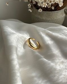 El anillo en forma de cúpula Alana es el anillo minimalista perfecto que es elegante y se puede usar solo como una pieza llamativa. Con su diseño simple; imprescindible para cada ocasión.
 dale estilo solo o apílalo con otros anillos favoritos

 Tamaño : Ajustable

 Material :



 Plata de primera ley y plata bañada en oro de 18K.




 resistente al agua, hipoalergénico y sin níquel.



 empaquetado en un joyero con cajón ILLÁRI Drawer Jewelry, Silver Water, Chunky Ring, Dome Ring, Chunky Rings, Domed Ring, Minimalist Ring, Minimalist Rings, Favorite Rings