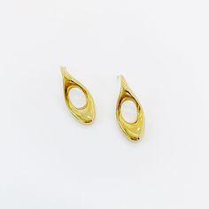 Ces boucles d'oreilles à tige de forme abstraite offrent une esthétique contemporaine et une finition polie en or ou en argent, vous permettant de montrer votre personnalité avec art. Le design exquis permet un look intemporel qui se démarque.

 • SPÉCIFICATION •


 Finition : Or ou Argent PVD 18 carats hautement poli

 Dimension : env. 30mmx13mm Couple Jewelry, Demi Fine Jewelry, Contemporary Aesthetic, Gold Earrings Studs, Silver Earrings Studs, Exquisite Design, Personalized Jewelry, Ring Earrings, Ear Cuff