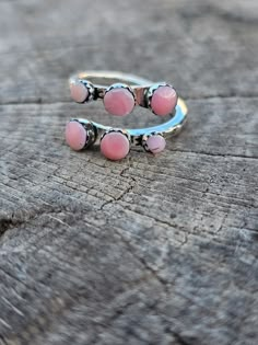 Wrap your finger in the beauty of the ocean with our Six Shell Wrap Around Ring. Made with six stunning pink conch shells, this ring brings the calming and soothing energy of the sea to your everyday look. Perfect for anyone who loves beachy vibes and unique jewelry. Conch Shell Jewelry, Pink Jewerly, Western Ring, خواتم خطوبة, Wrap Around Ring, Conch Shells, Beachy Vibes, Two Rings, Piercings Jewelry