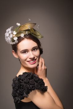 White dandelion flower hat/ fascinator headband in green and gold. A fun headpiece,ideal for the races, weddings and other festive occasions on Etsy, $340.61 White Dandelion, Ladies Luncheon, Head Art, Kensington And Chelsea, Hat Fascinator, Accessory Ideas, Flower Hat, Fascinator Headband, Melbourne Cup