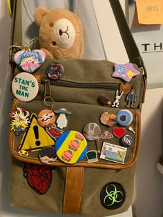 New bag arangment!! (Guess my special intrests challenge hard‼️‼️) Loungefly Bag Aesthetic, Bag With Pins And Patches, Pin Bags Ideas, What’s In My Messenger Bag, Bookbag Charms, Ita Bag Aesthetic, Messenger Bag With Pins, Diy Backpack Decoration, Messenger Bag Aesthetic