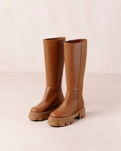 Botas altas de piel marrón con suela de plataforma
Si lo tuyo es el calzado moderno, te van a encantar las Katiuska. Un par de botas altas ultramodernas, confeccionadas en piel marrón y colocadas sobre unas llamativas suelas de plataforma. Su silueta moderna y sin cordones termina justo debajo de la rodilla y se suelta alrededor de las piernas, por lo que puedes ponértelas fácilmente con un par de calcetines gorditos. Te garantizamos que tus pies se sentirán cómodos y calentitos durante todo el invierno. Boots With Platform, Brown Leather Knee High Boots, Knee High Platform Boots, Fluffy Socks, Short People, Leather Knee High Boots, Vegan Boots, Sustainable Leather, Tall Boot