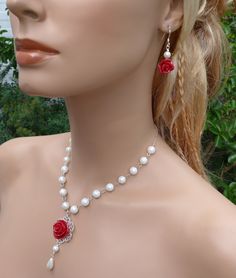 We created these beautiful & elegant jewelry set with 8mm lustrous white pearls, deep red rose floral bead measures 20mm on a 28mm fancy shiny silver plated filigree base adds ultra feminine touch. This pretty necklace measures 18 inch plus 2.5 inch extender & finished with silver chain between pearls & silver lobster clasp. ~~These beautiful matching earrings are made to compliment the necklace: 15mm red color reconstituted coral rose floral beads, 6mm white shell pearls and which d Bridesmaid Red, Bridesmaid Pearl Necklace, Red Rose Earrings, Star Necklace Gold, Coral Rose, Star Charm Necklace, Bridesmaid Pearls, Pretty Necklace, Mermaid Jewelry