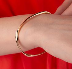 Our bangle bracelets are 14k solid gold and it is available in gold and rose gold. This gold-hinged bracelet will accompany you at any time of the day with its minimalist style. It has a safe clasp. If you consider this unique bracelet as a gift, it will make your loved ones happy on their birthdays, valentine's day, mother's day, anniversaries, or graduations.  The gold bangle bracelet's inner diameter is approx. 53.69 mm. Its inner height is approx. 56.76 mm. ❗The Bracelet Sizing Guide photo s Minimalist Flexible Gold Bracelet, Minimalist Formal Bracelet With Simple Design, Minimalist Shiny Bangle Bracelet, Modern Formal Bracelets With Simple Design, Minimalist Shiny Bracelet Jewelry, Elegant Jewelry With Smooth Finish For Gift, Minimalist Rose Gold Bracelet With Polished Finish, Minimalist Polished Rose Gold Bracelet, Minimalist Rose Gold Chain Bracelet