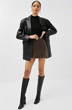 Women's Leather Mini Skirt In Dark Brown How To Style A Leather Skirt, Brown Leather Top Outfit, Brown Leather Mini Skirt Outfit, How To Style A Black Mini Skirt, Mini Leather Skirt Outfit, Brown Mini Skirt Outfit, Mini Skirt And Boots Outfit, Leather Brown Skirt, Brown Leather Skirt Outfit