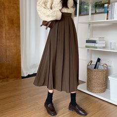 Olivia Mark - Loose Fit Pleated Midi Skirt with Wide Swing Design, Ideal for Casual Wear and Belly Coverage Russia Outfit, Shoes With Skirts, Washington Fashion, Brown Skirt Outfit, Brown Pleated Skirt, Style Long Dress, Persona Art, Dark Academia Outfits, Academia Outfits