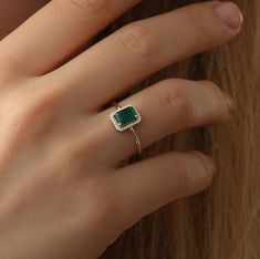 Emerald Finger Ring Gold, Emerald Finger Ring, Green Emerald Ring Vintage, Emerald Ring For Women, Emerald Green Diamond Ring, Emerald Square Ring, Big Emerald Ring, Gem Rings Stones, Emerald Ring Designs