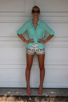 Mint, and the most beautiful shorts Coral Fashion, Fashion Corner, Beautiful Shorts, Short Shorts, Spring Summer Outfits, Passion For Fashion, Spring Summer Fashion, Dress To Impress, Style Me