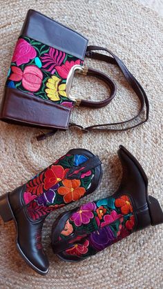 Ihr Spezialist für Mexikanische Mode und Home Accessoires. Direkt von Kunsthandwerkern. Boho Shoes Boots, Mexican Boho, Square Toe Western Boots, Boho Shoes, Boho Boots, Colorful Shoes, Western Home Decor, Fashion Over 40, Colorful Boho