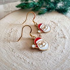 Special edition earrings for Christmas! This year let's celebrate Christmas properly! Add a little touch of fun to your ears with these Santa Claus earrings! DESCRIPTION OF THE JEWELRY ❆ Materials The hooks are made of 316L surgical steel The pendants are made of enameled gold-plated brass. ❆ Care instructions This piece of jewelry should not be brought into contact with water, perfume or any other product. It must be removed at the swimming pool, at the beach and in the shower, as well as when playing sports. -------------------------------------------------------- OTHER INFORMATION Packaging * All items are packaged in elegant gift-ready jewelry pouches. * If you want a cardboard gift box, click here: https://www.lillibellebijoux.com/listing/1290398299/option-boite-cadeau-demballage-cart Novelty Christmas Jewelry For The Holidays, Novelty Christmas Holiday Jewelry, Christmas Holiday Novelty Jewelry, Christmas Jewelry Gift With Matching Earrings, Christmas Jewelry Gift Set With Matching Earrings, Christmas Jewelry Set As Gift With Matching Earrings, Christmas Gift Drop Earrings, Nickel Free Christmas Drop Earrings, Nickel-free Drop Earrings For Christmas