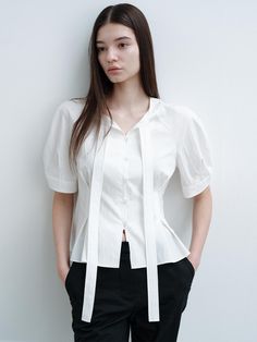 This is a.t.corner’s short-sleeved blouse with a necktie as the focal point. Made from a fabric with a wrinkled texture, it boasts a flowing and comfortable feel when worn. With pleats at the waist, it's a feminine yet casually matching item. You can style the tie as a ribbon or let it hang loosely, making it versatile for various looks.- It's a great item for daily wear- You can create various looks by pairing it with different styles of bottoms- With its clean design, it can easily match any outfit and add a touch of sophistication Spring Workwear Puff Sleeve Top, Chic Short Sleeve Padded Blouse, Workwear Puff Sleeve Blouse With Tie Sleeves, Workwear Blouse With Tie And Puff Sleeves, Short Sleeve Puff Top For Summer Daywear, Summer Puff Sleeve Top With Short Sleeves For Daywear, Summer Short Sleeve Puff Top, Summer Puff Sleeve Top For Daywear, Workwear Puff Sleeve Top With Tie Sleeves