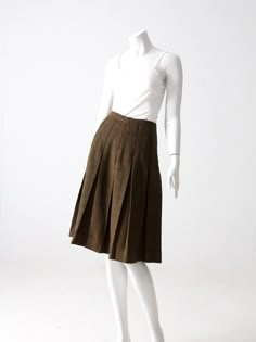 "This is a vintage pleated skirt circa 1950s - 1960s. The brown and black woven tweedy skirt has box pleats and falls just below the knee. Metal zipper closure with button top. CONDITION In good condition with wear consistent with age and use. APPROXIMATE FIT: S MEASUREMENTS Waist: 26\" .. 66 cm Length: 26.25\" .. 66.7 cm 721114" Vintage Pleated Skirt For Workwear In Fall, Vintage Pleated Fall Skirt For Workwear, Tweed Pleated Skirt For Work, Retro Fitted Cotton Pleated Skirt, Vintage Pleated Flared Skirt, Fitted Tweed Pleated Skirt, Vintage Skirt Outfit, Retro Pleated Brown Skirt, Vintage Cotton Pleated Skirt