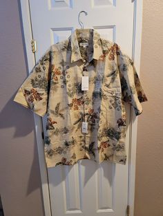 Beige Cotton Printed Shirt, Beige Printed Cotton Shirt, Beige Printed Shirt With Relaxed Fit, Brown Printed Short Sleeve Tops, Casual Beige Printed Top, Beige Printed Collared Top, Beige Collared Printed Top, Brown Collared Tops For Vacation, Collared Brown Tops For Vacation