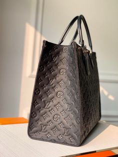 BRC Fashion Lu-Vi Bags - 12798 A+ Excellent Quality copies; Contact us if you've any questions in your mind. Luxury Bags Collection, Work Essentials, My Purse, Trendy Tote, Bag Luxury, Everyday Bag, Lv Bag, Vuitton Handbags, Hand Bags