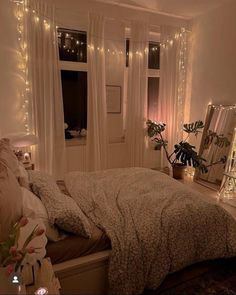 University Accomodation Room Decor, Soft Lighting Bedroom, Room Manifestation, Comfy Room Aesthetic, Diva Bedroom, Dorm House, Comfy Room Ideas, University Rooms, Comfy Bedroom