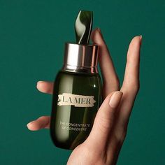 Discover La Mer’s iconic skin serum, The Concentrate. Quench irritation with this dry skin serum. Antioxidants protect, calm and reduce skin inflammation Luxury Cosmetics Design, Signs Of Inflammation, For Skin Care, White Skin, Cosmetic Skin Care, Diy Health