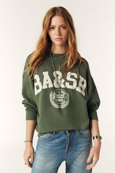 - Masculine style- Loose-fitting- Long sleeves- Ribbed edges- Two-toned- Printed front- Round neckline- This item is made with organic cotton Georgia May Jagger, Collegiate Style, Stylish Mens Fashion, Masculine Style, Jean Accessories, Paige Jeans, Organic Cotton Fabric, Workout Sweatshirt, Fashion 2024