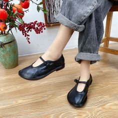 Womens Handmade Soft Leather Retro Flats Shoes – ubekeen Vintage Shoes Women, Crop Top With Jeans, Halter Top Dresses, Canvas Boots, Retro Women, Leather Mary Janes, Long Crop Top, Flats Shoes, Mary Jane Shoes