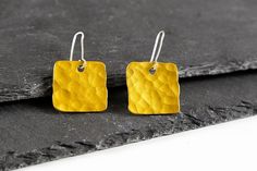 Yellow Aluminium Dangle Earrings in square shape, light and modern. Ideal for every day. CHECK OUR PROFILE IF WE HAVE ANY OFFER OR CODE AVAILABLE! https://www.etsy.com/es/shop/AtelierBcnJoiaShop ► We know that this year the world is a little crazy. The online sales have made the normal shipping services collapse, so from the team of Atelier BCN Joia we wanted to make the effort and propose that buying 2 pieces we make you a FREE and extra FAST shipping with a private company. We also wanted to c Square Nickel-free Earrings For Everyday, Nickel-free Square Earrings For Everyday Wear, Everyday Square Nickel-free Earrings, Modern Yellow Earrings For Everyday Wear, Modern Yellow Earrings For Everyday, Handmade Square Minimalist Earrings, Rectangular Yellow Earrings For Gift, Yellow Rectangular Earrings As A Gift, Yellow Rectangular Earrings For Gifts