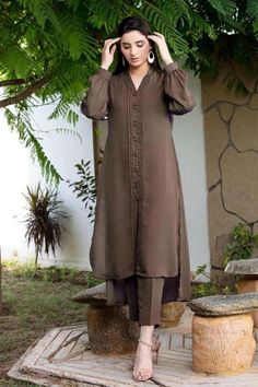 Simple Shalwar Kameez Designs For Women, Plain Kurta Designs For Women, Pakistani Pants Design, Kameez Pattern, Kurtis Design, Stylish Kurtis Design, Mode Kimono, Pakistani Fashion Casual, Stylish Short Dresses