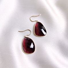 These stunning earrings are set in 14k Solid Yellow Gold with Garnet with utmost precision. It is an unique gemstone earring pair for nearly every occasion and is completely hassle-free jewelry. ITEM DETAILS: * Gem: Garnet * Gem Size: 16X21mm * Gem Shape: Fancy cut * Total Gem Weight: 22.33 carats * Gold Purity: 14KT * Gold Weight: 1.356 gram * Total Weight of the Earrings: 5.821 gram The Gold purity is guaranteed and it comes with authentic 14KT gold hallmark. Since my items are handmade, they are absolutely nickel and lead free. CUSTOMIZATION Gemstone customization is available and the it can be substituted with a gem of your choice. Kindly message me for the same. PACKAGING The Earrings comes with layers of safe and secure wrapping along with Free handmade jewelry box with every purchas Handmade Jewelry Box, Bezel Earrings, Dangler Earrings, Garnet Gem, Yellow Gold Earrings, Earrings Christmas, Garnet Earrings, January Birthstone, Rhodolite Garnet