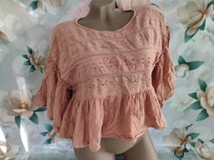 90s Vintage women's pastel terracotta oversized crop top with ruffles. Crop top puff sleeves with ruffles. Size M-L. Crop top in excellent vintage condition. Oversize. Bust 102cm (40in), crop top 40cm (15.7in). 100% cotton. Casual Spring Crop Top With Ruffle Hem, Casual Cropped Top With Ruffle Hem, Casual Ruffle Hem Crop Top For Spring, Billowy Casual Ruffled Tops, Billowy Spring Tops With Ruffles, Billowy Ruffled Top For Spring, Billowy Ruffled Summer Tops, Trendy Cropped Ruffled Top, Spring Ruffled Short Sleeve Crop Top