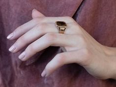 ¡Este anillo de sello vintage es atractivo y clásico! Los hombros del anillo tienen un diseño estriado que capta la luz de manera hermosa. La parte superior es lisa y pulida, lista para grabar con el monograma de su elección.



 Market Square Jewelers trabaja con uno de los mejores grabadores manuales del noreste. Con más de 30 años de experiencia, nuestro grabador talla a mano letras, monogramas, escudos o patrones en estilos específicos de cada época. Elija entre nuestras muchas opciones de monogramas que se muestran en el listado o contáctenos directamente con su propio escudo, monograma o para obtener información adicional y precios.



 Metal: oro amarillo de 10 quilates.

 Medidas Superior: 14 x 16 mm, Rectángulo

 Tamaño del anillo: 8.75

 Marcas: "10K" estampado en la banda interi Crest Monogram, Rectangle Ring, Diamond Signet Ring, Signet Ring Men, Vintage Rose Gold, Market Square, Gold Signet Ring, Gold Top, Vintage Roses