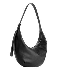 Curved Leather Bag - Black - ARKET WW Ss24 Trends, Shoulder Bag Outfit, Leather Sweater, Academic Drawing, Handmade Leather Bags, Small Leather Bag, Bags Ideas, Outfit Plan, Bag Designs