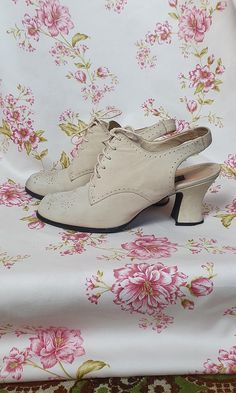 A fantastic vintage shoe, very similar to 30s/40s styles. The outside appears to be nubuck leather, the inside and soles seem to be real leather, as well. However the bottom of the heels looks plastic. The backs are elasticated so they fit and stay well. Condition: Good wearable condition: - the outside has a bit of scuffing and spotting, would be good to take care of it with a sponge for nubuck, maybe a color reviver, too.(I have not addressed the finish with anything beyond a quick wipe); - th Vintage Spring Heels With Round Toe, Vintage Round Toe Heels For Spring, Spring Vintage Round Toe Heels, Retro Beige Heels For Summer, Retro Beige Summer Heels, Vintage Low Heel Heels For Spring, Beige Almond Toe Kitten Heels For Summer, Retro Cream Heels For Summer, Vintage Heels With Deep Heel Cup For Summer