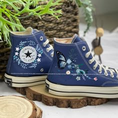 Converse With Butterflies, Cute Converse Shoes High Tops, Embroidery Designs Converse, Unique Shoes Women, Converse Butterfly, Converse Embroidery Ideas, Custom Converse Ideas, Butterfly Converse, Cute Aesthetic Shoes