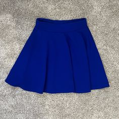 Nwot Size S Stretchy Waistband Blue Stretch Pleated Skort, Blue Stretch Full Skirt, Blue Pleated Flared Skort, Blue Stretch Flared Skirt, Blue Flared Mini Skirt For Party, Casual Blue Skort For Party, Blue Stretch Flared Mini Skirt, Blue Stretch Flared Skort, Blue Full Mini Skirt With Lining