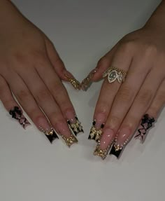 black gold nail inspo Elegant Black French Tip Nails, Black French Tip Nails With Gold Design, Black Gold French Tip Nails, Black Shorties Acrylic Nails, Black And Gold Nails Prom, Black Birthday Nail Designs, Shorties Nails Black, Black Latina Nails, Black French Tips With Charms