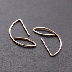 Wire Half Hoop Almond Earrings. Available In 14k Gold Fill, 14k Rose Gold Fill And Sterling Silver. Please Message Me Or Leave Me A Comment With Your Preference. Sold As A Pair 20 Gauge Lightweight Handmade With By Me I Offer Lower Prices On Etsy So If You Are Interested, Feel Free To Check Out My Shop There: Www.Majaolender.Etsy.Com Minimalist Wire Earrings, Minimalist Metal Wrap Earrings Gift, Minimalist Metal Cartilage Earrings With Ear Wire, Artisan Hoop Earrings, Modern Hoop Threader Earrings As Gift, Ears Ringing, Keum Boo Jewelry, Handmade Silver Earrings, Half Hoop Earrings