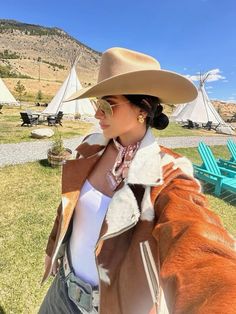 Maria Paula Maia Inspiração look country- cowgirl BARRETOS 2023, Barretos 2024, pbr, look rodeio, Look country, western, fazenda, três tambores, rodeio, pecuaria, bex, country life, cowgirl, agro, traia, moletom, bota, boots, tin haul, charlie1horse, barretos, americana, jaguariuna, rio verde, nfr, ariat, cinch, goyazes, tin haul, corral, ferrini, all jeans, look jeans, look all jeans, cutter, zenz, wrangler, yeti, stanley, cabellas, bass pro shop, chapéu, resistol, stetson, texas, jeans, all jeans, carhartt, hurley, hooey, under armour, levis, yellowstone, look total jeans, cavalo, horse, franja, look country, cowgirl, navajo, índio, longhorn, fivela, cinto, miss me, grace in, cinch, ansata country, turkese, skijor canadá, houston, montana, alabama,  rodeo, teamroping Cowgirl Lana Del Rey, Trendy Fall Rodeo Hat, Looks Cowgirl, Look Coutry, Look Bota Western, Nashville Style Outfits, Foto Cowgirl, Latina Outfits, Cowgirl Style Outfits