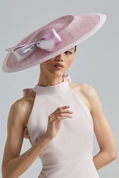 Bring modern elegance to the races with Coast x Lisa Tan Millinery. Offering a bold take on race-day style - and beyond - this collaboration champions Lisa Tan's innovative approach to hat-making.Beautifully complementing our formal outfitting, this hat is an instant sartorial statement. Adorned with a premium silk bow, that tie beautifully behind the head, its striking colour scheme is also showcased in the luxe sinamay fabric construction. Sculpted into a flat crown and ultra wide-brim, this hat invites maximum drama to any ensemble. Large Hats For Women, Derby Day Hats, Formal Hats For Women, Boho Formal Dress, Statement Hats, Paris Moodboard, Woman Hats, Fascinator Hats Outfit, Mother Of The Bride Fashion