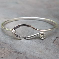 Hammered sterling silver bracelet Silver Cuff Bracelet For Women, Silver Jewelry Making Ideas, Silver Jewelry With Silver Beads, Minimal Silver Jewelry, Silver Smithing Jewelry, Jewelry Smithing, Silversmithing Tutorials, Metal Smithing Jewelry, Hammered Wire Jewelry