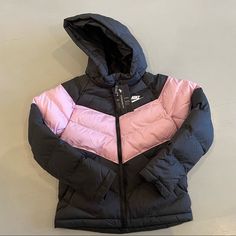 Brand New With Tags Nike Kids Unisex Hooded Full Zip Puffer Jacket Sz Small! Classic Black & Pink Winter Jacket Retails At $150! Nike Jacket Puffer Outerwear Fashion Style Outfit Big Kids Children Winter Cold Pink Puffer Jacket Outfit, Pink Winter Jacket, Nike Puffer Jacket, Boys Puffer Jacket, Pink Puffer Jacket, Green Puffer Jacket, Puffer Jacket Outfit, Red Puffer Jacket, Girls Puffer Jacket