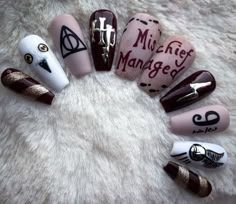 Marauders Nail Art, Harry Potter Christmas Nail Art, Hufflepuff Nails Simple, Harry Potter Nails Designs Hufflepuff, Harry Potter Nails Gryffindor, Simple Harry Potter Nails, Harry Potter Nail Designs, Hufflepuff Nails, Hogwarts Nails