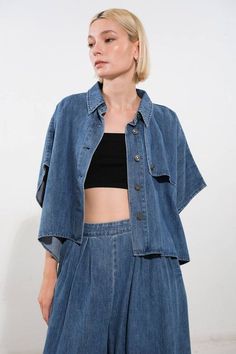 Collared, washed, button-down denim top, square shape and short sleeves. Available in indigo. 90% Cotton, 10% Polyester Bust - Waist - Hips) Small 2-4 (34 - 26 -36) Medium 6 (36 - 28 -38) Large 8-10 (38 - 30 -40)