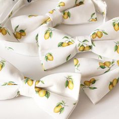 Cotton Men's Bow Tie with Lemons - Freshness and Elegance in One! Add a refreshing touch to your wardrobe with the Lemon Cotton Bow Tie. Lemon Pattern - A Fresh and Distinctive Accent This bow tie adorned with a lemon pattern is perfect for those who want to infuse their look with a burst of energy and vitality. The juicy lemons add a unique charm to your appearance, making you stand out in any situation. High-Quality Cotton - Comfort and Durability Made from premium cotton, this bow tie ensures both comfort and durability. The solid craftsmanship and high-quality material make it a reliable accessory that maintains its shape and style. A Stylish Accessory Looking for a unique and stylish addition to your shirt? The Lemon Cotton Bow Tie is an excellent choice! It's perfect for both casual White Bow Tie For Spring, White Summer Bow Tie For Formal Occasions, White Bow Tie For Formal Summer Events, White Formal Bow Tie For Summer, Spring Adjustable Bow Tie, Classic White Bow Tie For Spring, White Fitted Bow Tie For Summer, Summer White Standard Bow Tie, Lemon Pattern