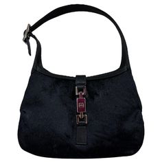 Borsa firmata Gucci, modello jackie, misura Mini, realizzata in pelo sintetico con inserti in raso nero e hardware argentati. Dotata di una chiusura centrale con fascia ad incastro, internamente rivestita in tela nera, capiente per l’essenziale. Munita di un manico in raso con apertura laterale, si presenta in ottime condizioni. _________ Gucci designer bag, jackie model, Mini size, made of synthetic fur with black satin inserts and silver hardware. Equipped with a central closure with interlock Gucci Formal Handheld Shoulder Bag, Gucci Handheld Shoulder Bag For Formal Occasions, Gucci Formal Pouch Shoulder Bag, Formal Gucci Handheld Shoulder Bag, Formal Gucci Pouch Shoulder Bag, Gucci Travel Bags With Silver-tone Hardware, Gucci Shoulder Bag With Silver-tone Hardware For Daily Use, Gucci Shoulder Bag For Business, Gucci Business Shoulder Bag With Handles