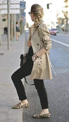 Comfy Work Outfit, Mode Tips, Trench Coat Outfit, Leopard Print Shoes, Coat Outfit, Classic Trench Coat, Elegante Casual, Mode Casual, Print Shoes