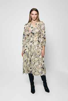 Introducing our boho style Sofia Floral Dress, a delightful and versatile piece that combines elegance with a touch of playfulness. This enchanting dress features a soothing beige pastel hue, long sleeves, and a front tie button , creating a chic and feminine look in this Lakeyo piece. Model's measurement is Height: 173cm / 5'8'' Bust: 84cm / 33'' Waist: 64cm / 25'' Hips: 89cm / 35'' - Length: Midi - Long Sleeves - Front tie waist detail - Flowy hemline - Elastic cuff design Composition: 100% Polyester Lining: 100% Polyester Please note: The Lakeyo clothing range runs half a size smaller than standard AU clothing sizes, please consider the size before purchase. Enchanting Dress, Design Composition, Cuff Design, Wool Winter Coat, Vacation Days, Winter Pants, Winter Tops, Pastel Hues, Long Sleeve Midi