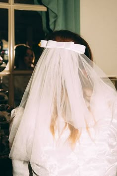 a woman with a veil on her head