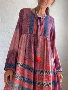 "This is very cute and beautiful light silky tunic dress with floral print in delicate grey and pink colours true boho chic style it is made loose and flared with high waist and long puff sleeve  effortles to wear and easy fitting to all shapes perfect outfit for many occasions parties dinners birthday, great maternity outfit 😊 MEAESURE size M/L shoulders 17\" bust up to 37\" ( it is front tie srap, so can be easyli loosen up or tighten ) high waist 36\" length 40\" MATERIAL *mixed silk, no lin Boho Ideas, Maternity Outfit, Frock Dress, Midi Shift Dress, Baby Doll Dress, Trendy Boho, Long Puff Sleeves, Tie Dress, Boho Chic Fashion