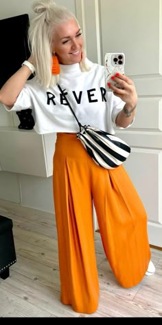 Sporty Professional Outfits Women, Styling T Shirts Women, Colorful Shirt Outfit, Casual Dress Pants Outfits, Colorful Style Outfits, Outfits Colorful, Orange Pants, Chop Chop, Elegante Casual